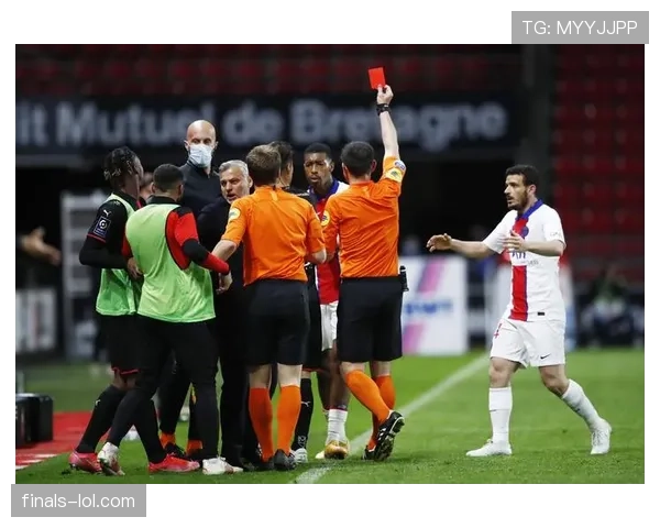 法甲赛场红牌频发，裁判尺度如何影响中小球队的生存空间？